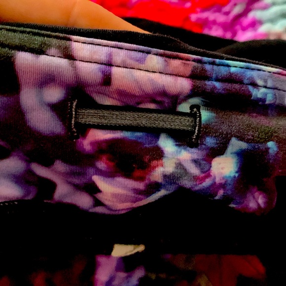 BLACK & COLORFUL TIE DYE LULULEMON CROPS SIZE 6 - Picture 5 of 5